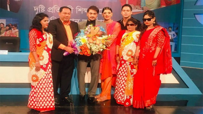 দৃষ্টি প্রতিবন্ধী তিন বিতার্কিকের হাতে নিয়োগপত্র  তুলে দেয়া হচ্ছে