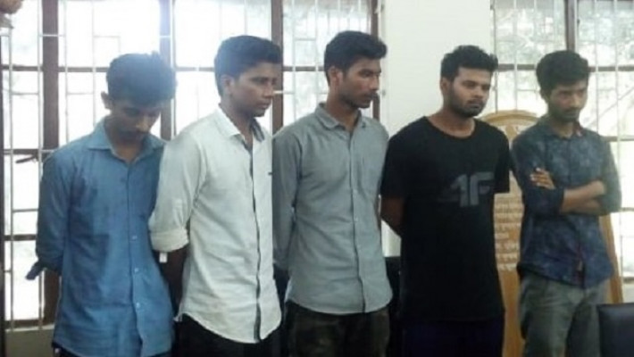 ছিনতাইকালে আটক পাঁচ জাবি শিক্ষার্থী 