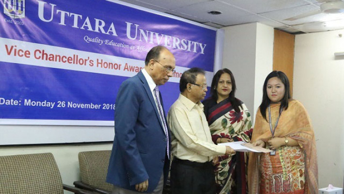 এক ছাত্রীকে ভাইস চ্যান্সেলর’স অনার প্রদান করা হচ্ছে