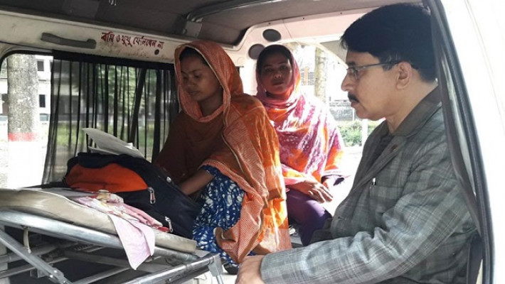 অ্যাম্বুলেন্সে বসে পরীক্ষা দিচ্ছেন অন্তঃস্বত্ত্বা আজমেরী আক্তার