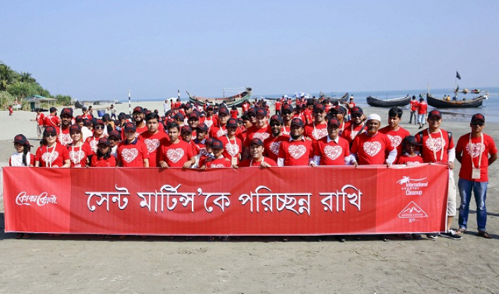 সেন্টমার্টিন দ্বীপের সমুদ্র সৈকতে পরিচ্ছন্নতা কর্মসূচিতে অংশ নেয়া তরুণরা