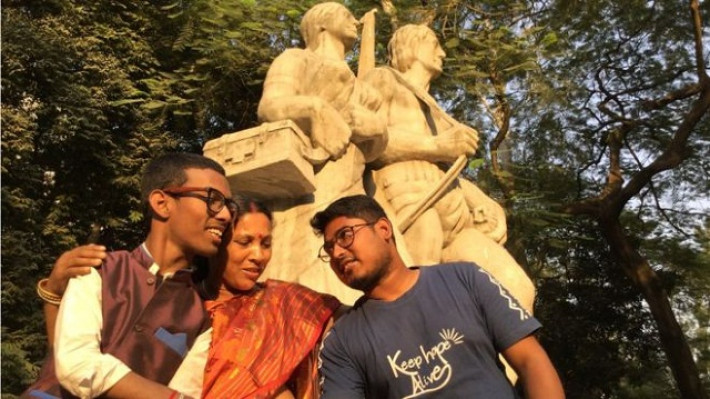 ফটোগ্রাফারের সঙ্গে হৃদয় ও তার মা