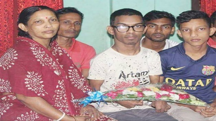 মা ও বন্ধুদের সাথে হৃদয় সরকার