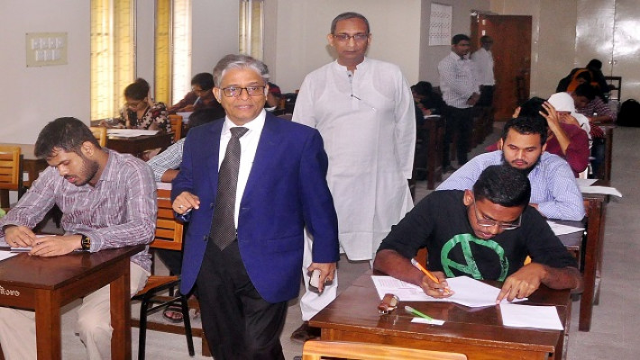 পরীক্ষা কেন্দ্র পরিদর্শন করেন উপাচার্য