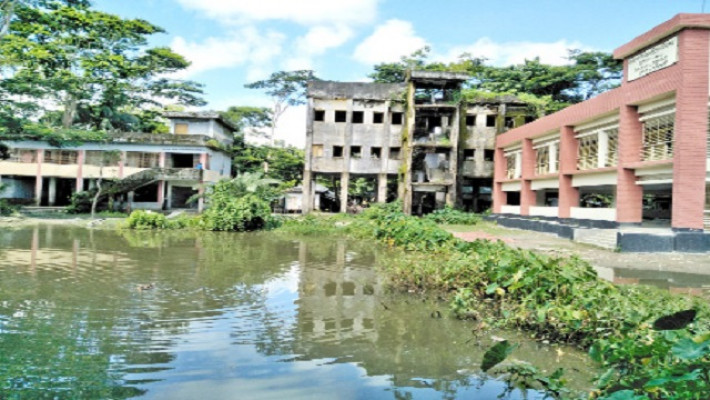 পটুয়াখালীর ছয় স্কুলের পাশে জরাজীর্ণ ভবন, আতঙ্কে শিক্ষক-শিক্ষার্থীরা