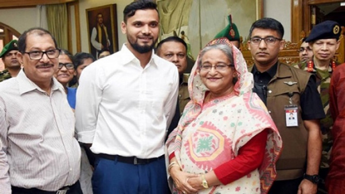 আওয়ামী লীগের মনোনয়ন ফরম সংগ্রহের আগে গণভবনে প্রধানমন্ত্রী শেখ হাসিনার সঙ্গে মাশরাফি বিন মুর্তজা