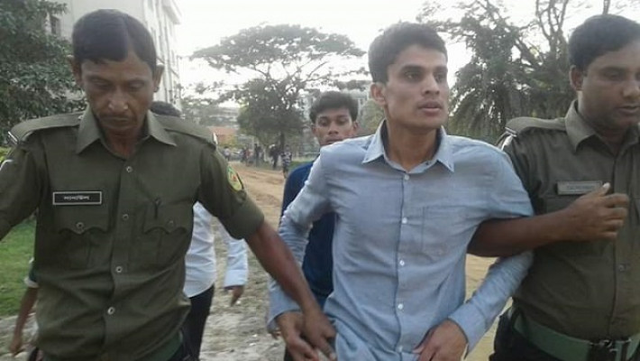 আটক এক শিক্ষার্থীকে থানায় নিয়ে যাচ্ছে পুলিশ