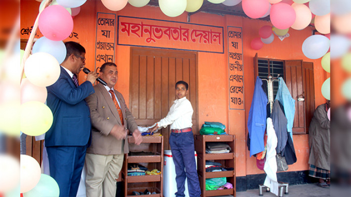 মানবিকতা শেখায় যে দেয়াল