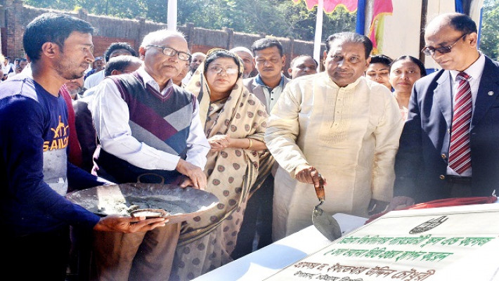  ল্যাবরেটরি স্কুল এন্ড কলেজের নতুন ভবনের ভিত্তি প্রস্তর স্থাপন করছেন চবি উপাচার্য