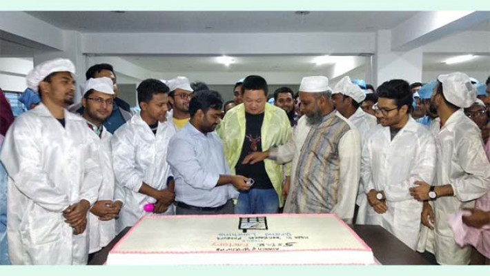 অনুষ্ঠানে প্রতিষ্ঠানের চেয়ারম্যান মো. অলিউল্লাহ ও ব্যবস্থাপনা পরিচালক ডা. ওমর ফারুক কেক কাটেন।