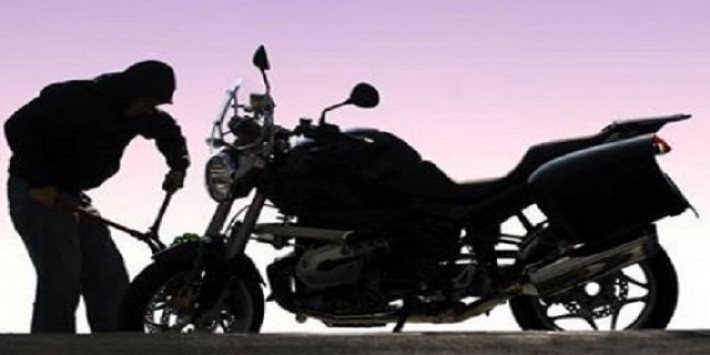 গত ৩ নভেম্বর টিএসসিতে  বাইক রাখার ২০ মিনিটের মধ্যেই তা চুরি হয়।