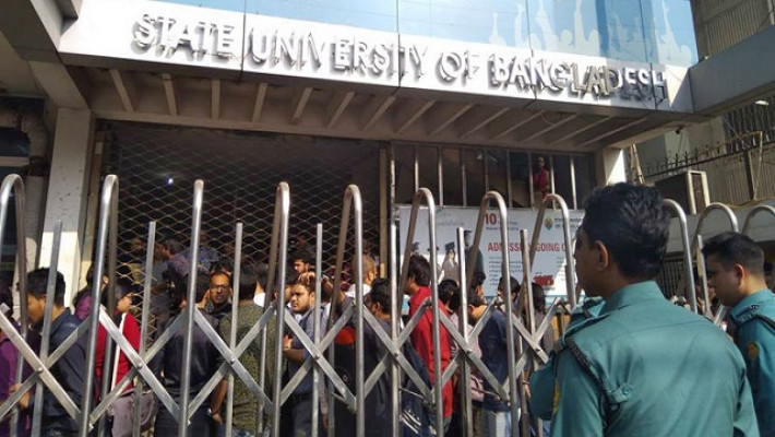 প্রধান ফটকে তালা লাগিয়ে শিক্ষার্থীদের আন্দোলন
