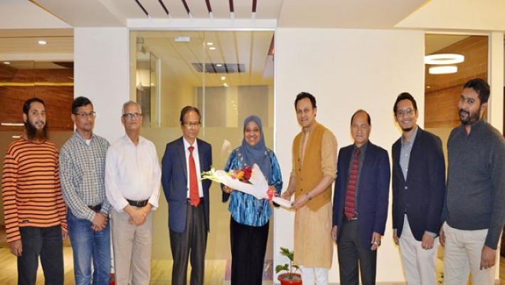 মালয়েশিয়ান হাইকমিশনারকে ফুল দিয়ে বরণ করে নিচ্ছে ইডিইউ পরিবার