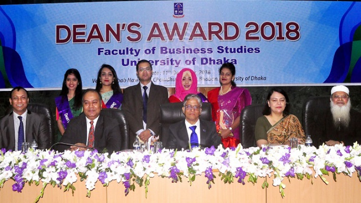 অতিথিদের সাথে ডিনস অ্যাওয়ার্ড প্রাপ্ত শিক্ষার্থীরা