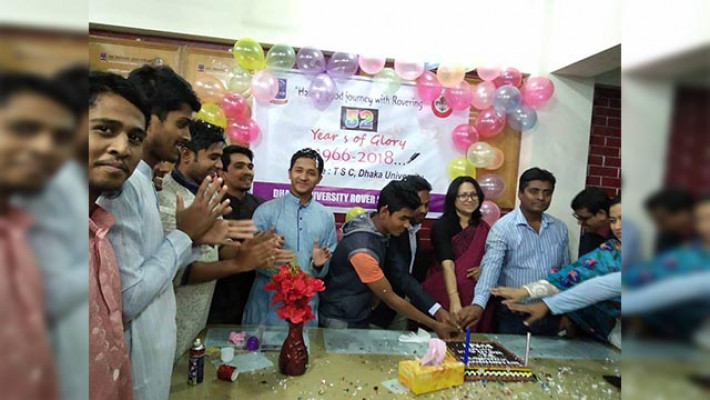 টিএসসিতে কেক কেটে প্রতিষ্ঠাবার্ষিকীর শুভ উদ্বোধন