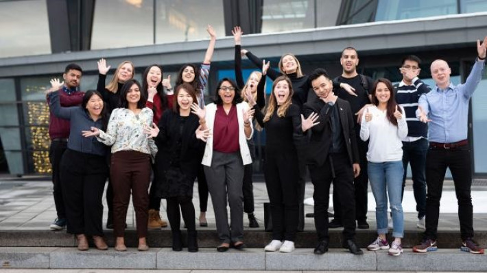 ইয়ুথ ফোরামের অন্য সদস্যদের সাথে বাংলাদেশি তরুণরা