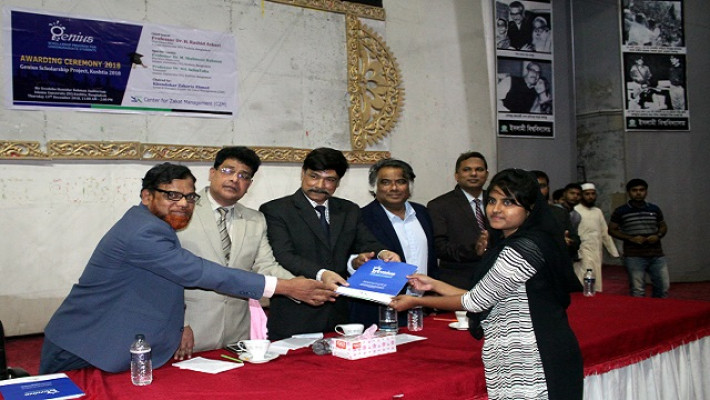 শিক্ষার্থীদের বৃত্তিপত্র প্রদান করছেন অতিথিবৃন্দ