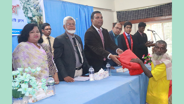 অসহায়দের মাঝে কম্বল বিতরণ করছেন রোটারেক্ট ক্লাব অব এগ্রি ভার্সিটি