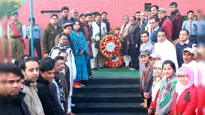 শহীদ বুদ্ধিজীবীদের পুষ্পাঞ্জলি অর্পণ