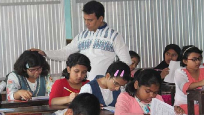 বৃত্তি পরীক্ষা দিচ্ছেন শিক্ষার্থীরা