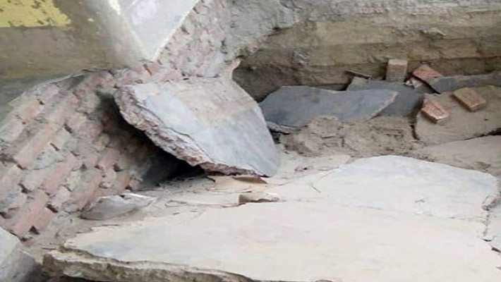 প্রাথমিক বিদ্যালয়টি দেবে যাওয়া মেঝে