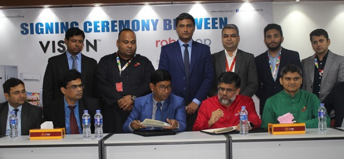 রবি ও প্রাণ-আরএফএল  চুক্তিতে সই করছেন