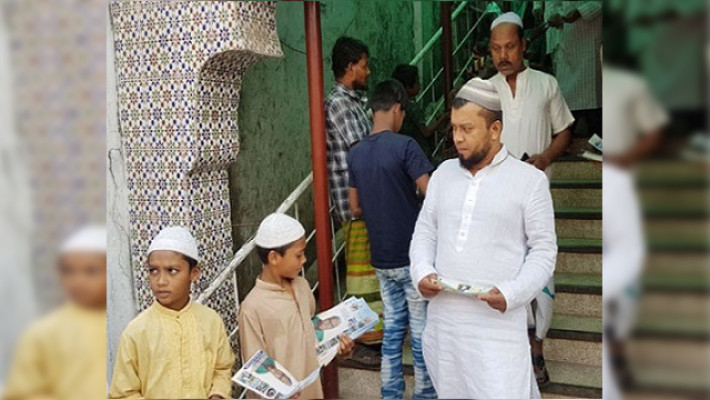 লালবাগ এলাকায় প্রচরণায় শিশুরা