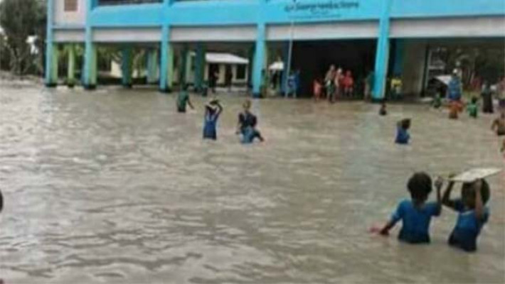 বন্যার পানিতে ডুবে গেছে স্কুলের মাঠ