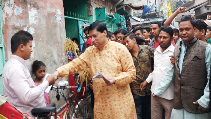 গণসংযোগ করছেন নবী উল্লাহ নবী