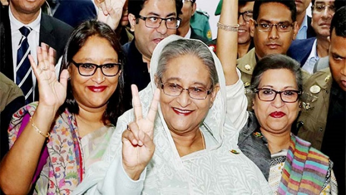 বিজয়ী চিহ্ন দেখাচ্ছেন প্রধানমন্ত্রী শেখ হাসিনা