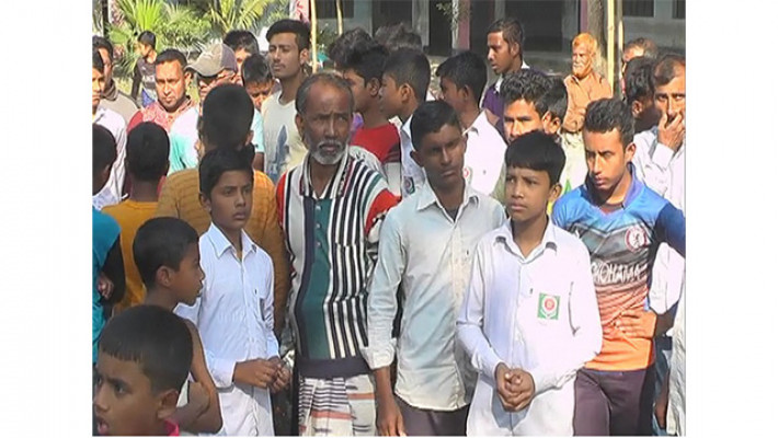 সেশন ফি বকেয়া থাকায় নতুন বই পেলনা শিক্ষার্থীরা