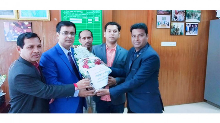 ডা. মো. আমীর হোসাইন রাহাতকে শুভেচ্ছা জানানো হচ্ছে