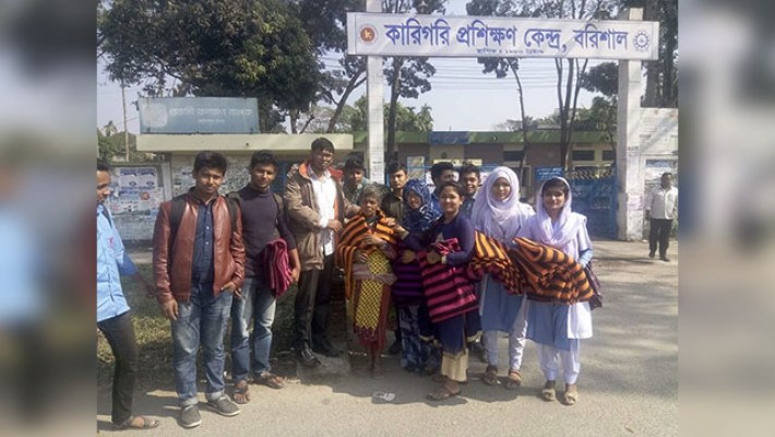 বরিশালে সূর্যোদয় কোসিং সেন্টারের শীতবস্ত্র বিতরণ 