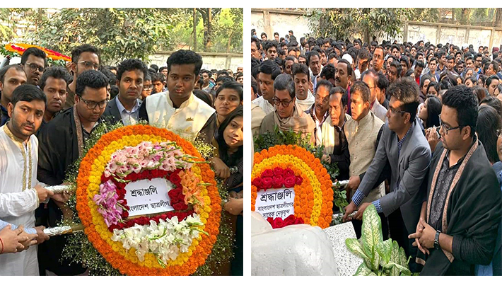 ছাত্রলীগের বর্তমান ও সাবেক নেতা-কর্মীরা মনিরুজ্জামন বাদলের প্রতিকৃতিতে 
পুষ্পস্তবক অর্পন করছেন।