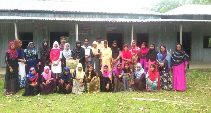 আদর্শ মহিলা মহাবিদ্যালয়ের শিক্ষার্থীদের একাংশ