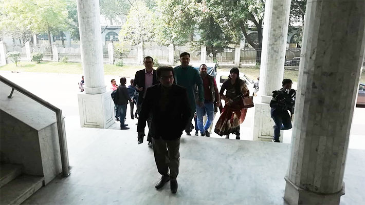 প্রক্টর টিমের পাহারায় ঢাবিতে ছাত্রদলের নেতারা 