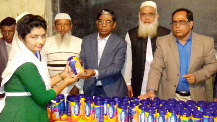 এসএসসি পরীক্ষার্থীকে হরলিক্স প্রদান করছেন অধ্যাপক ডা. প্রাণ গোপাল দত্ত