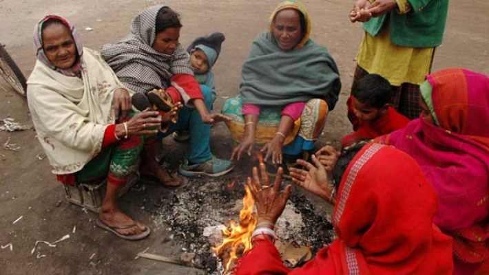 আগুন জ্বালিয়ে শীত নিবারণ করছেন সাধারণ মানুষ
