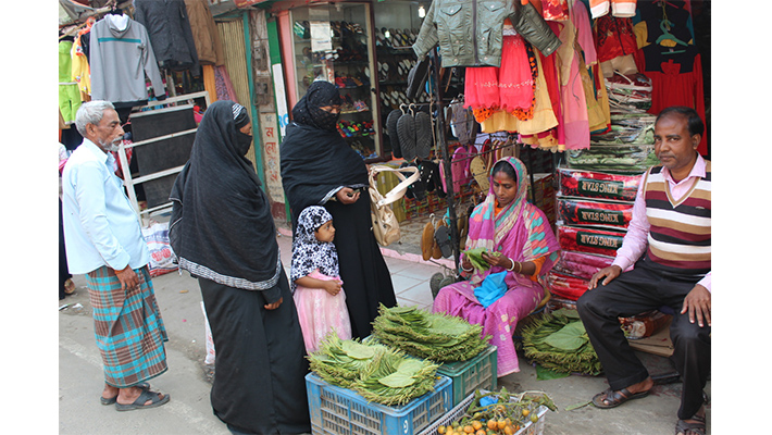 পান বিক্রি করছে প্রমিলা