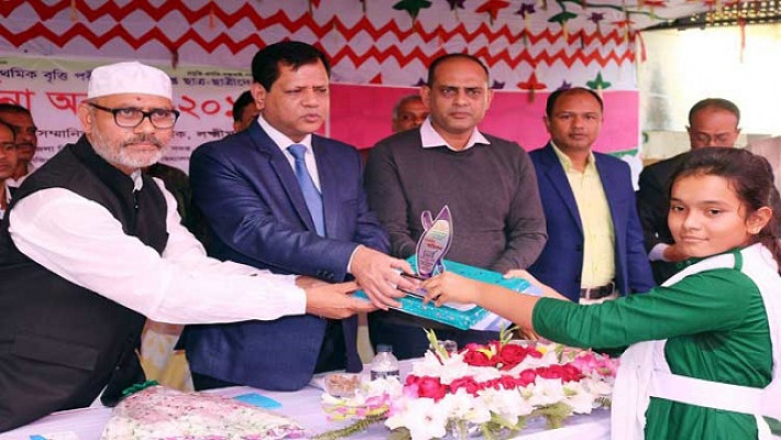 শিক্ষার্থীকে বৃত্তি প্রদান করছে অতিথিরা