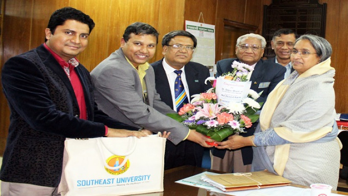 শিক্ষামন্ত্রী ও উপ-মন্ত্রীকে সাউথইস্ট বিশ্ববিদ্যালয়ের ফুলেল শুভেচ্ছা