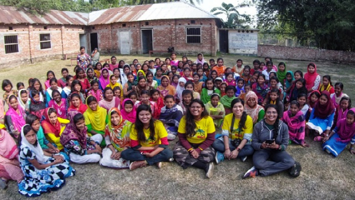 নীলফামারীর হংসরাজ দ্বিমুখী বালিকা উচ্চ বিদ্যালয়ের শিক্ষার্থীদের সাথে ভ্রমণকন্যারা। 