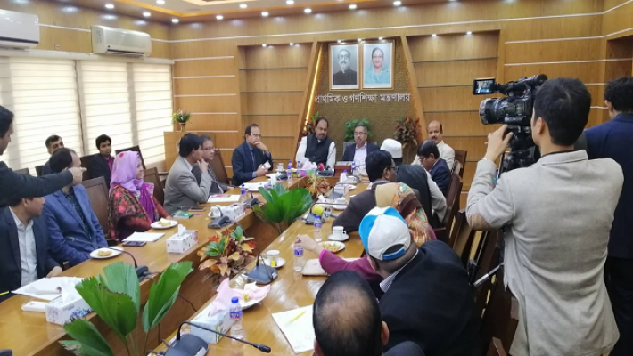 প্রাথমিক ও গণশিক্ষা মন্ত্রণালয়ে বৈঠক চলাকালে