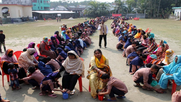 আটশ মায়ের পা ধুয়ে সম্মান জানালো শিক্ষার্থীরা