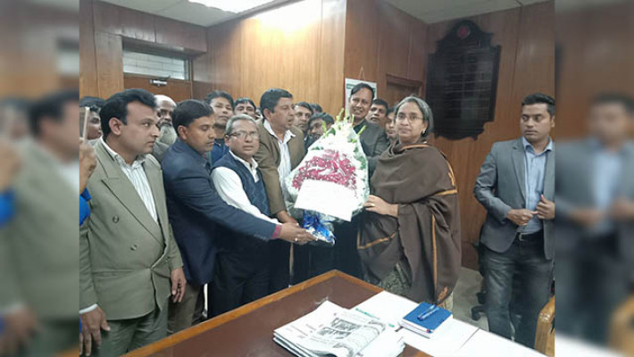 শিক্ষামন্ত্রী ডা. দীপু মনিকে ফুলেল শুভেচ্ছো জানান  নন-এমপিও শিক্ষক নেতারা