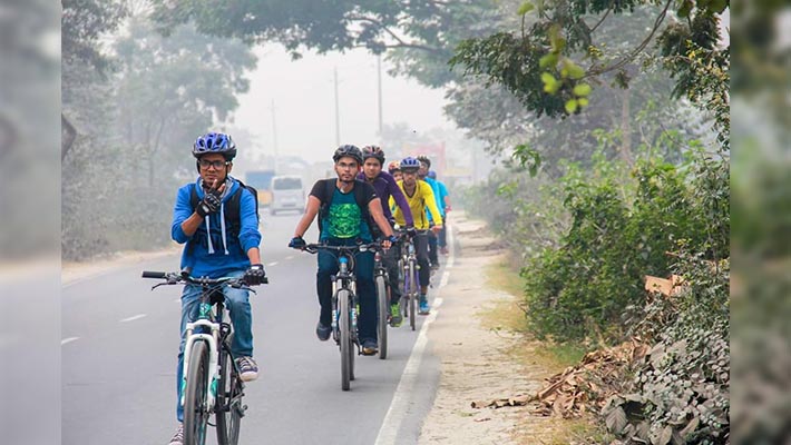 একদল তরুণ ছুটছে দু’চক্রযানে