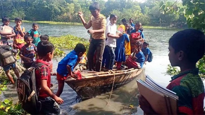 জীবনের ঝুঁকি নিয়ে খাল পার হচ্ছে শিশুরা