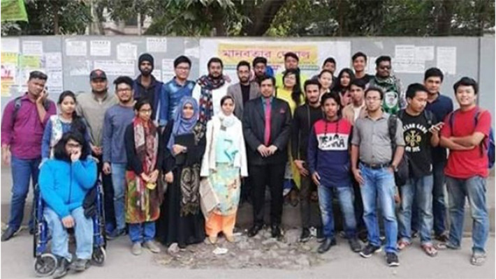 মানবতার দেয়ালের সামনে উদ্যোক্তারা