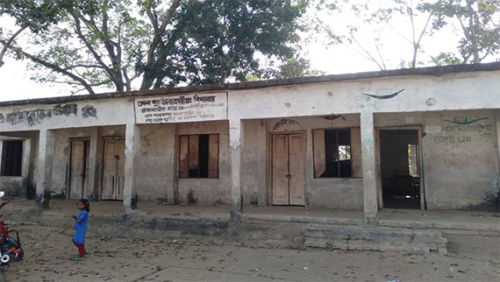চার বছর আগের পরিত্যক্ত ভবনে চলছে পাঠদান