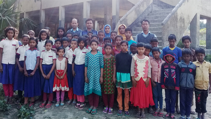 স্কুলের শিক্ষক-শিক্ষার্থীরা